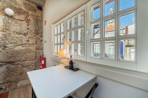 Studio, vue sur la ville (Torre) | Aire de séjour | Téléviseur ACL