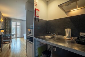 Studio, balkon, uitzicht op stad (Catedral) | Privékeuken | Een koelkast, een magnetron, een kookplaat