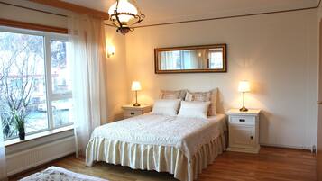 Family Quadruple Room, Shared Bathroom | Individually decorated, blackout curtains, cots/infant beds