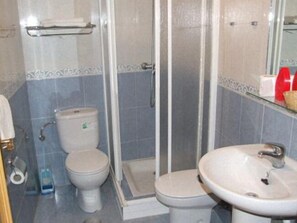 Douche, articles de toilette gratuits, sèche-cheveux