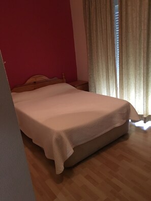 Double Room, 1 Double Bed, Non Smoking | Blackout curtains, rollaway beds, free WiFi, bed sheets