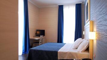 Deluxe-Dreibettzimmer | 1 Schlafzimmer, Zimmersafe, Schreibtisch, Verdunkelungsvorhänge