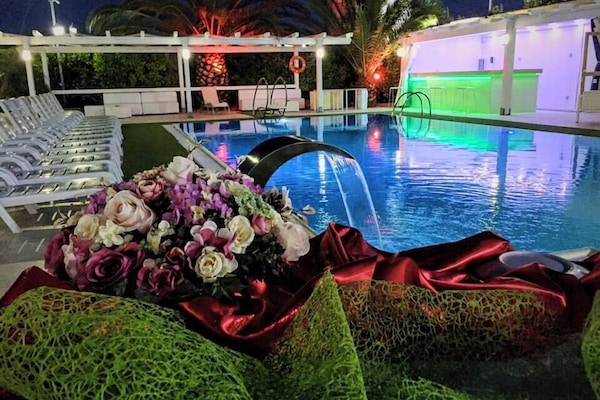 Una piscina al aire libre de temporada, tumbonas