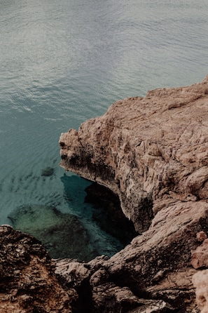 Una costa rocosa con agua cristalina.