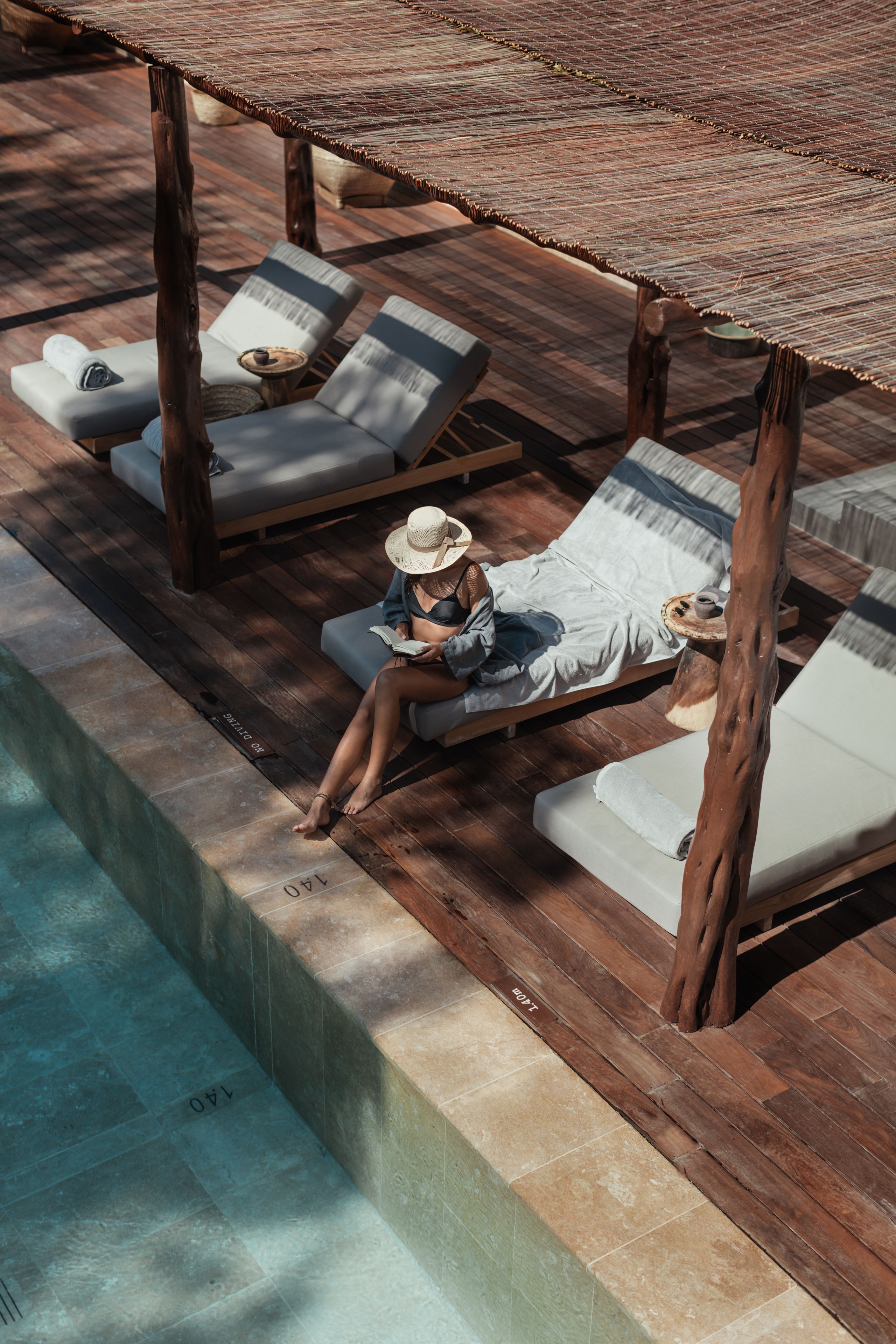 2 albercas al aire libre, sombrillas en la alberca y camastros 