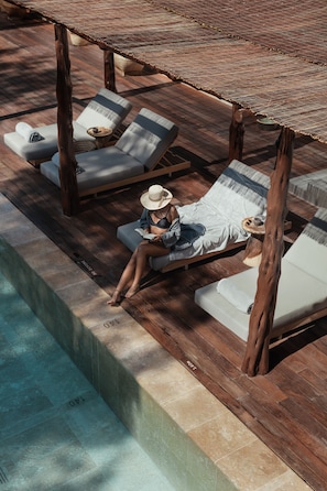 2 piscines extérieures, parasols de plage, chaises longues