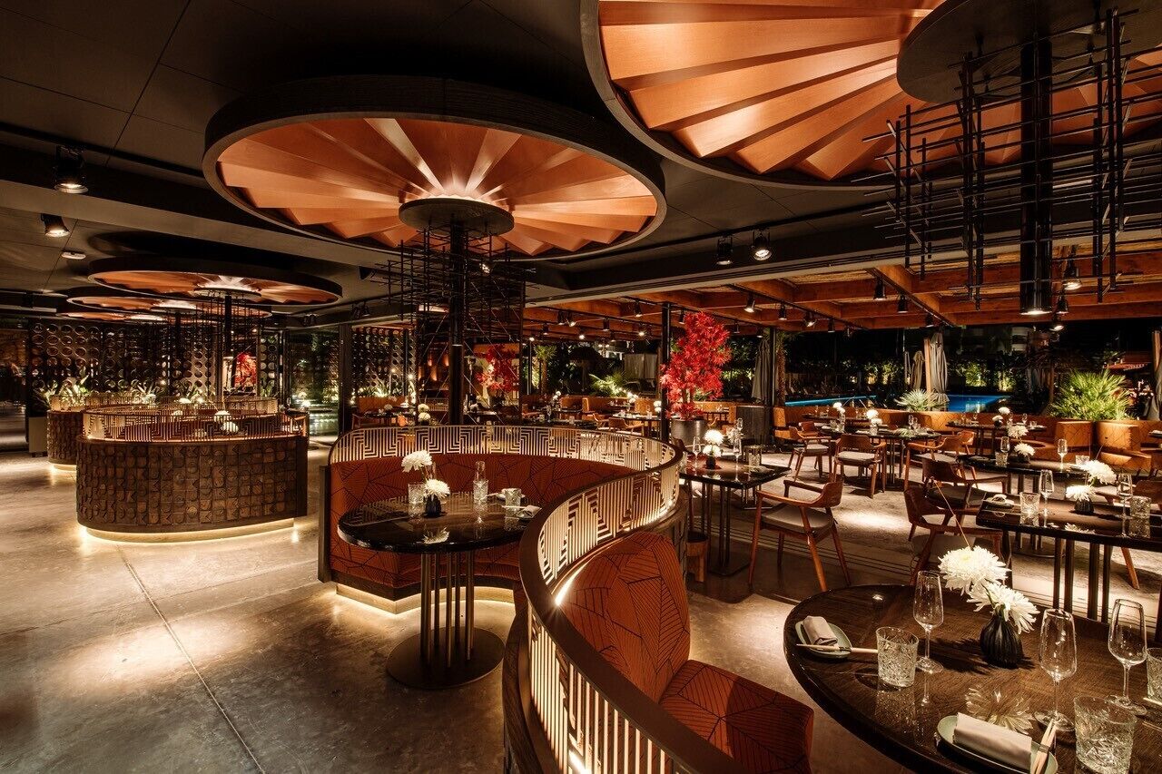 breakfast and lunch served, international cuisine