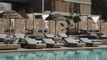 2 AuĂenpools, Sonnenschirme, LiegestĂŒhle