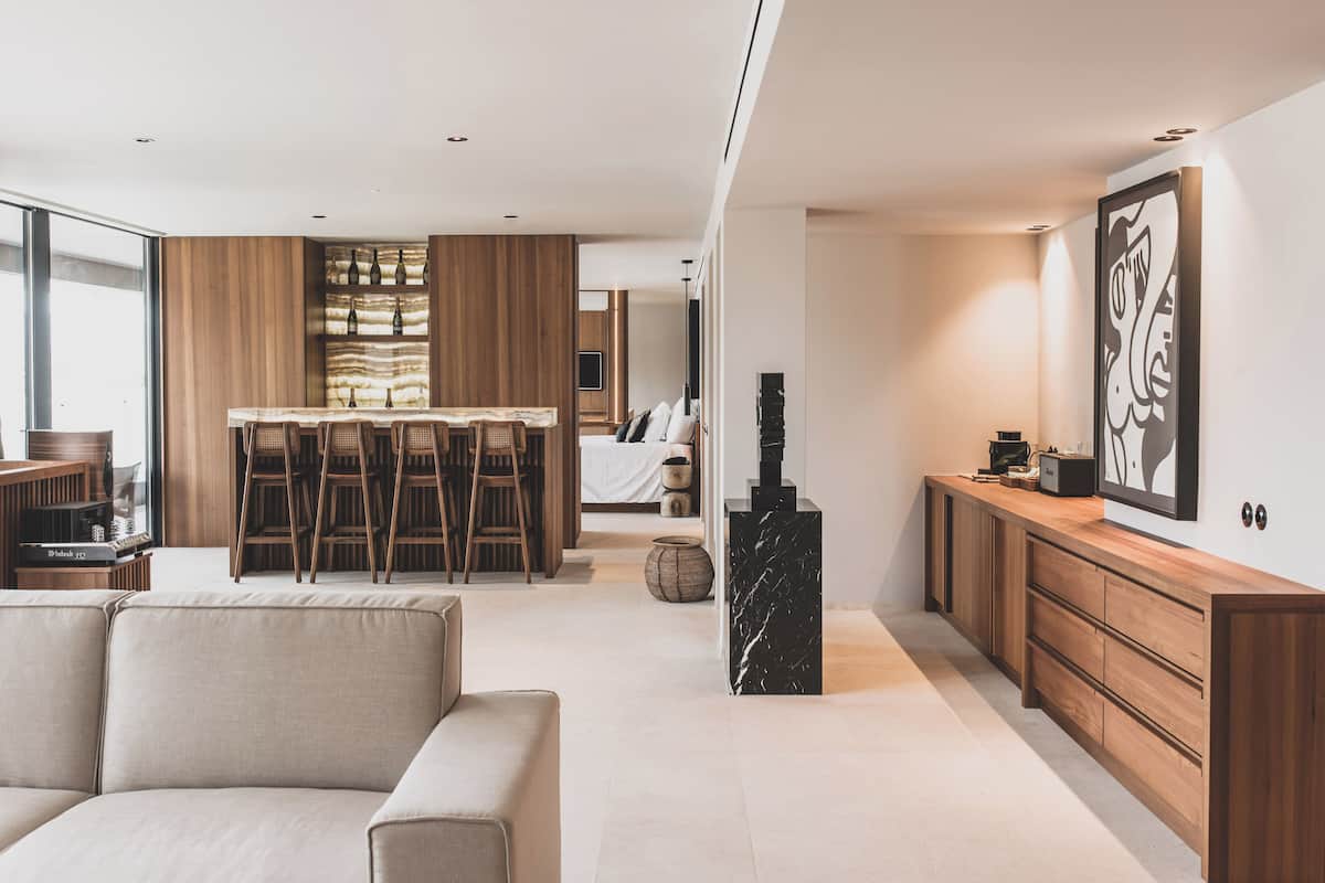 Signature Suite | Minibar, caja fuerte, cortinas opacas y tabla de planchar con plancha