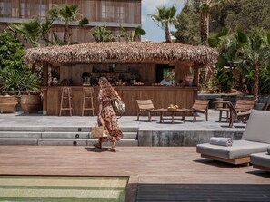 Bar en bord de piscine