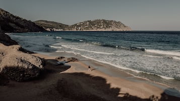 Beach nearby, sun-loungers, beach umbrellas, beach towels