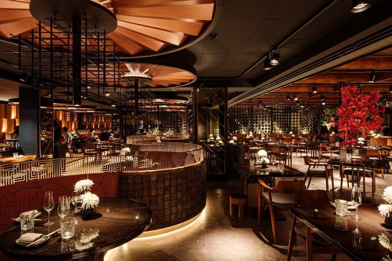 breakfast and lunch served, international cuisine