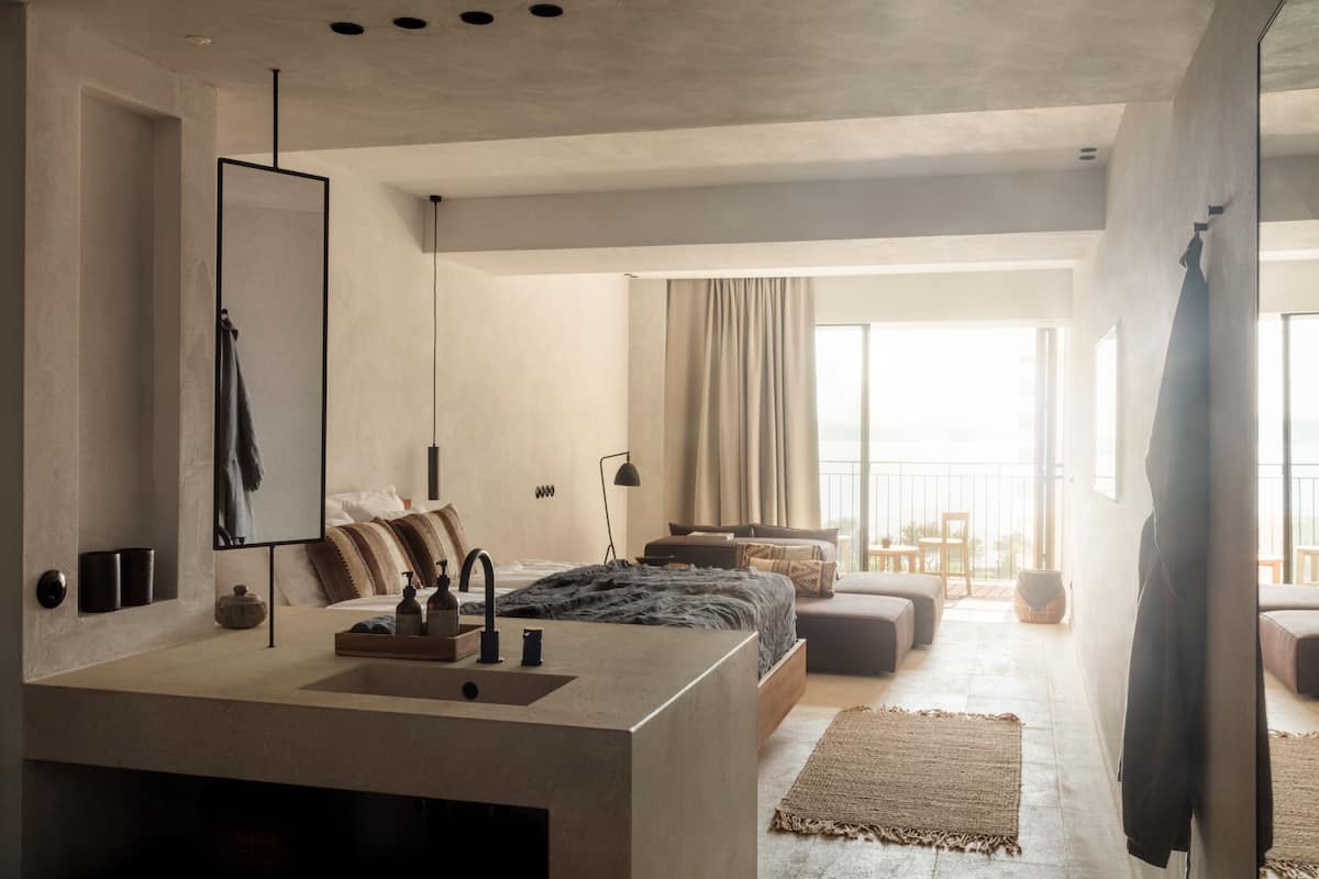 Minibar, caja fuerte, cortinas opacas y tabla de planchar con plancha