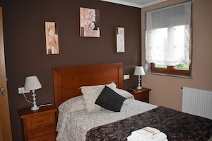 Free cots/infant beds, rollaway beds, free WiFi, bed sheets