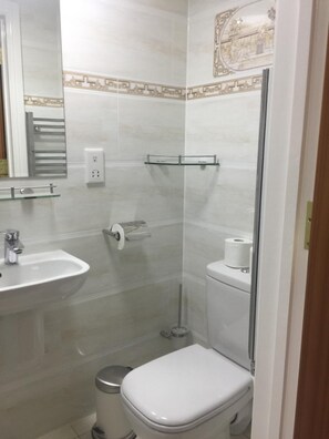 Bathroom - White house Hotel (London)