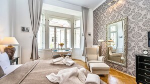 Apartemen Romantis, dapur kecil (Old Town square view, dining area)