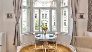 Apartemen Romantis, dapur kecil (Old Town square view, dining area) | Pemandangan dari kamar