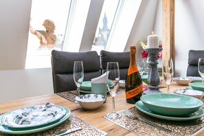 Design Duplex, Kitchen, City View | In-room dining
