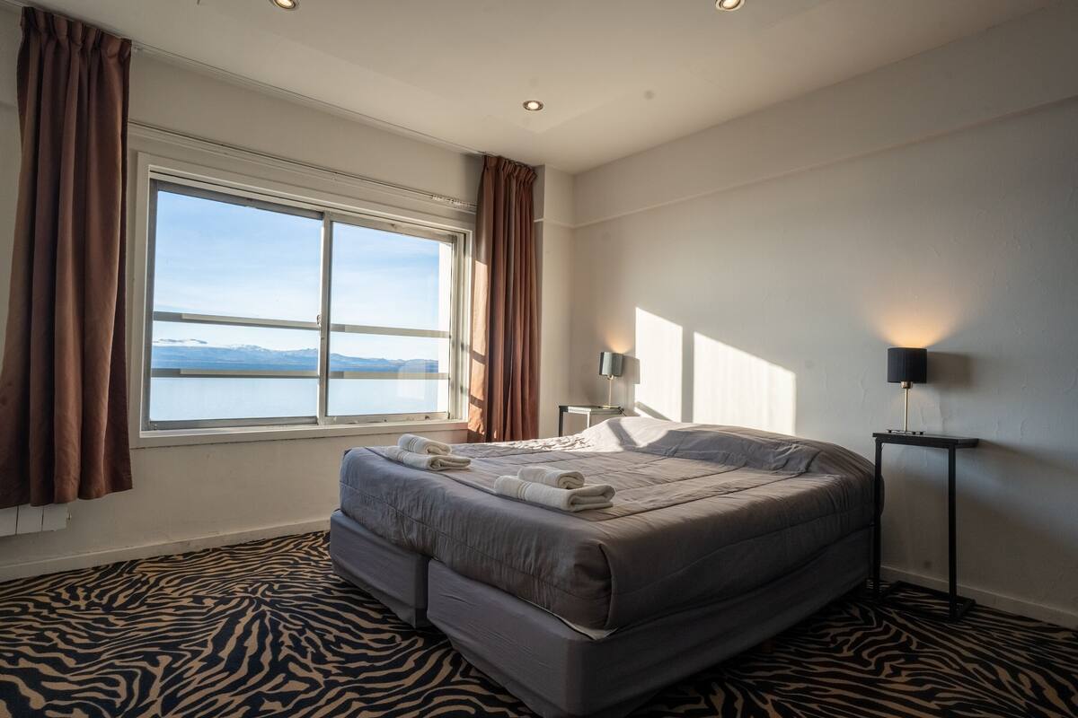 Habitación superior | Caja fuerte, escritorio, ropa de cama