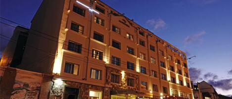 Fachada de la propiedad por la tarde o noche