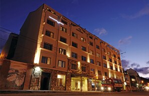 Front of property - evening/night - Hotel Ausonia (San Carlos de Bariloche)