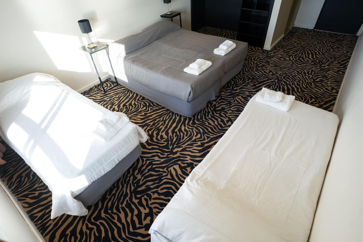 Habitación estándar | Caja fuerte, escritorio, ropa de cama