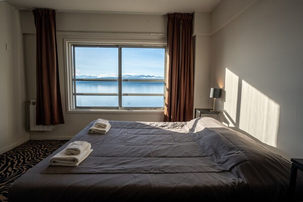 Superior Room | In-room safe, desk, bed sheets - Hotel Ausonia (San Carlos de Bariloche)
