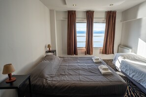 Quarto superior | Cofres nos quartos, escrivaninha, roupa de cama