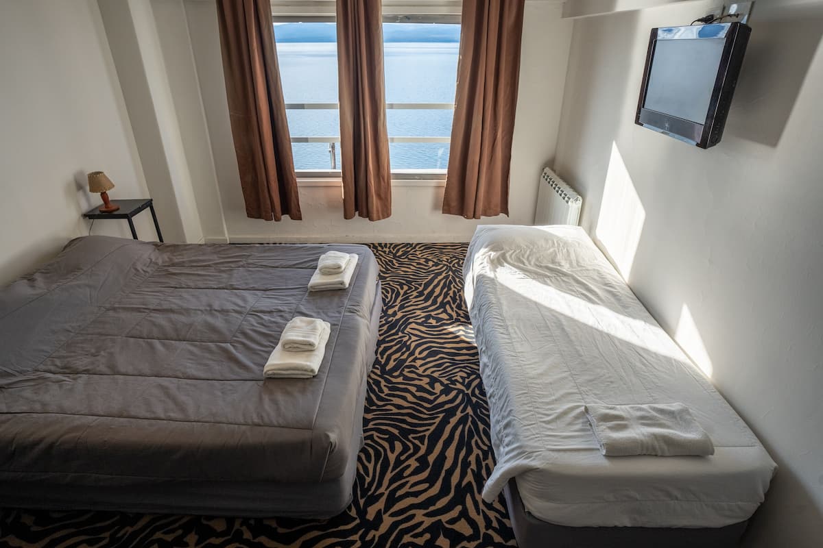 Habitación superior | Caja fuerte, escritorio, ropa de cama