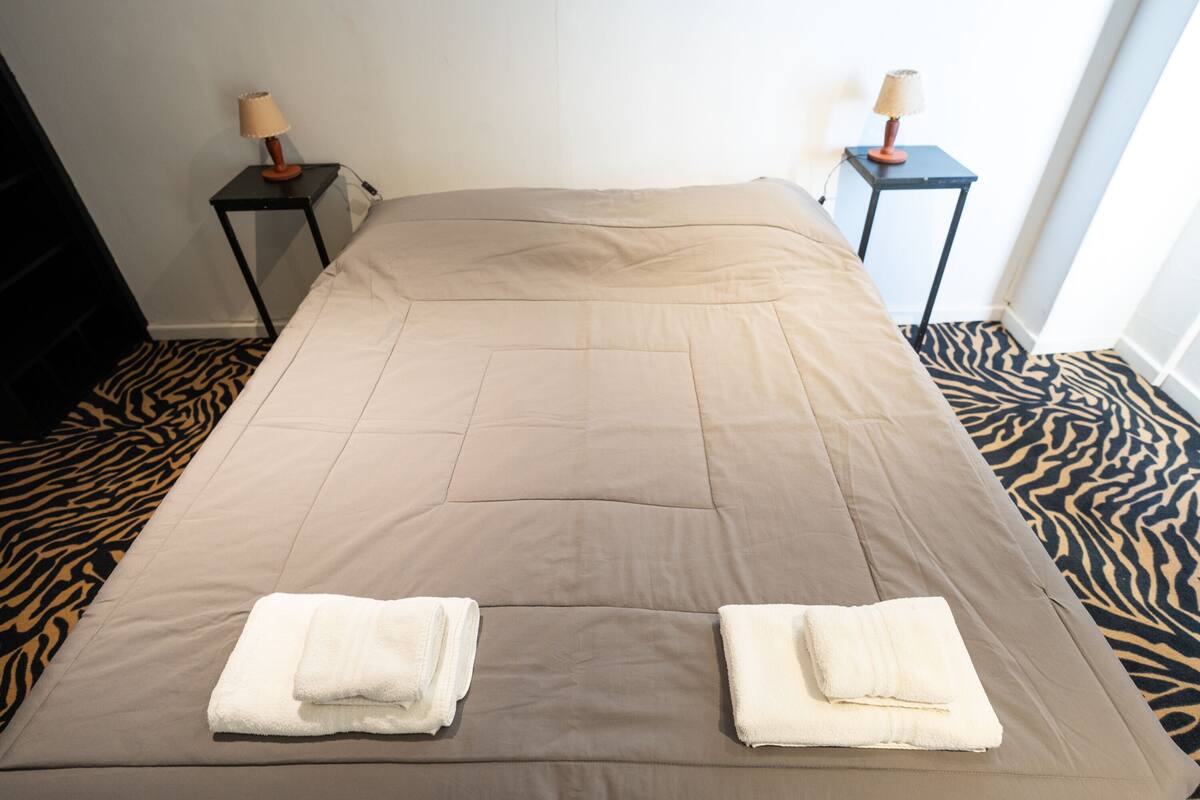 Habitación estándar | Caja fuerte, escritorio, ropa de cama