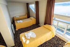 غرفة سوبيريور | خزنة داخل الغرفة ومكتب وملاءات أسرّة