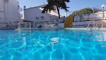 Hồ bơi ngoài trời