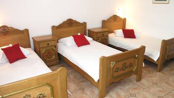 Basic-Dreibettzimmer | 1 Schlafzimmer, Zimmersafe, Schreibtisch, laptopgeeigneter Arbeitsplatz