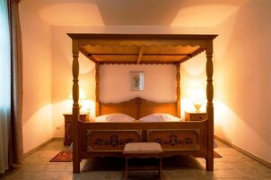 Apartamento, 1 quarto | Cofres nos quartos, escrivaninha, espaço de trabalho para notebook