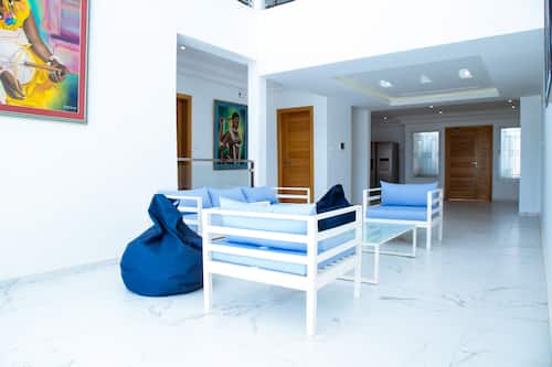 Villa Luxe, en front de plage | Coin séjour | Télévision à écran plat de 40 pouces avec chaînes par câble, télévision