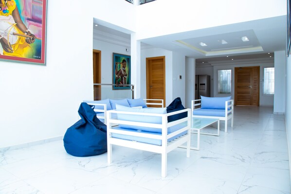 Villa luxueuse, en face de la plage | Aire de séjour | Téléviseur à écran plat de 40 po avec télévision par câble, téléviseur