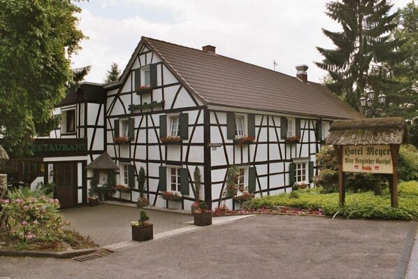 Front of property - Hotel Meyer - Alter Bergischer Gasthof (Kuerten)