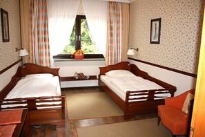 スタンダード ダブルまたはツインルーム | ベビーベッド (無料)、可動式ベッド