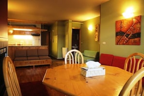 Panoramic Apartment, 2 Bedrooms, Mountain View | In-room dining - MzaarViews Chalets (Mzaar Kfardebian)