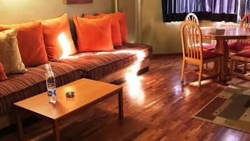 Apartemen Panorama, 3 kamar tidur, pemandangan resor | Ruang keluarga | Televisi LCD 32-inci dengan saluran TV satelit, TV, dan perapian