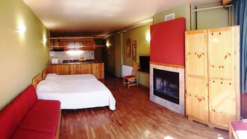 Estudio, 1 cama Queen size, vista a la montaña | Decoración personalizada, muebles diferentes y cortinas blackout