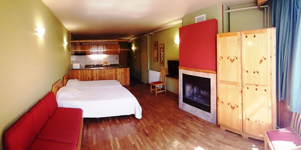 Studio - 1 queensize-sÀng - utsikt mot bergen | Individuell inredning, unika möbler och mörklÀggningsgardiner