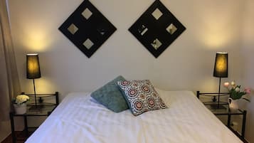 Decoración personalizada, escritorio, wifi gratis y ropa de cama