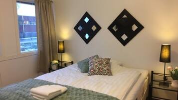 Decoración personalizada, escritorio, wifi gratis y ropa de cama