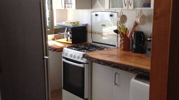 Kamar Keluarga | Dapur pribadi | Lemari es, oven, kompor, dan ketel listrik