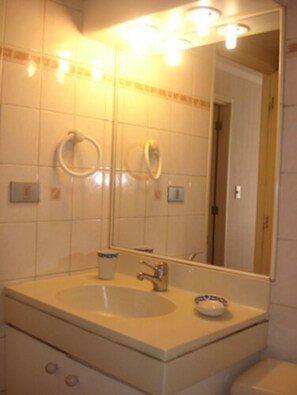 Habitación familiar | Baño | Regadera y toallas 