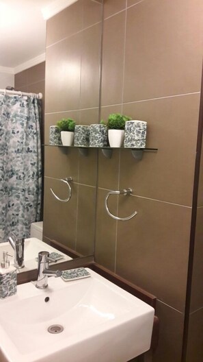 Familienzimmer | Badezimmer | Dusche, Handtücher