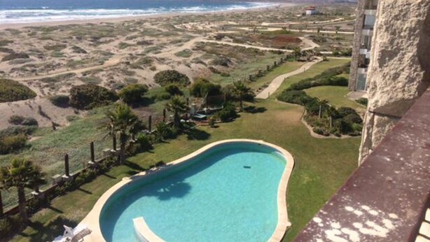 A swimming pool with a view of the ocean and mountains. - Fragata 802 (Coquimbo)