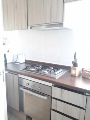 Quarto família | Cozinha privada | Geladeira, micro-ondas, fogão, talheres/pratos/utensílios de cozinha