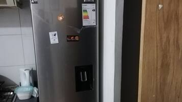 Habitació familiar | Cuina privada | Frigorífic, microones, forn i utensilis de cuina, vaixella i coberteria